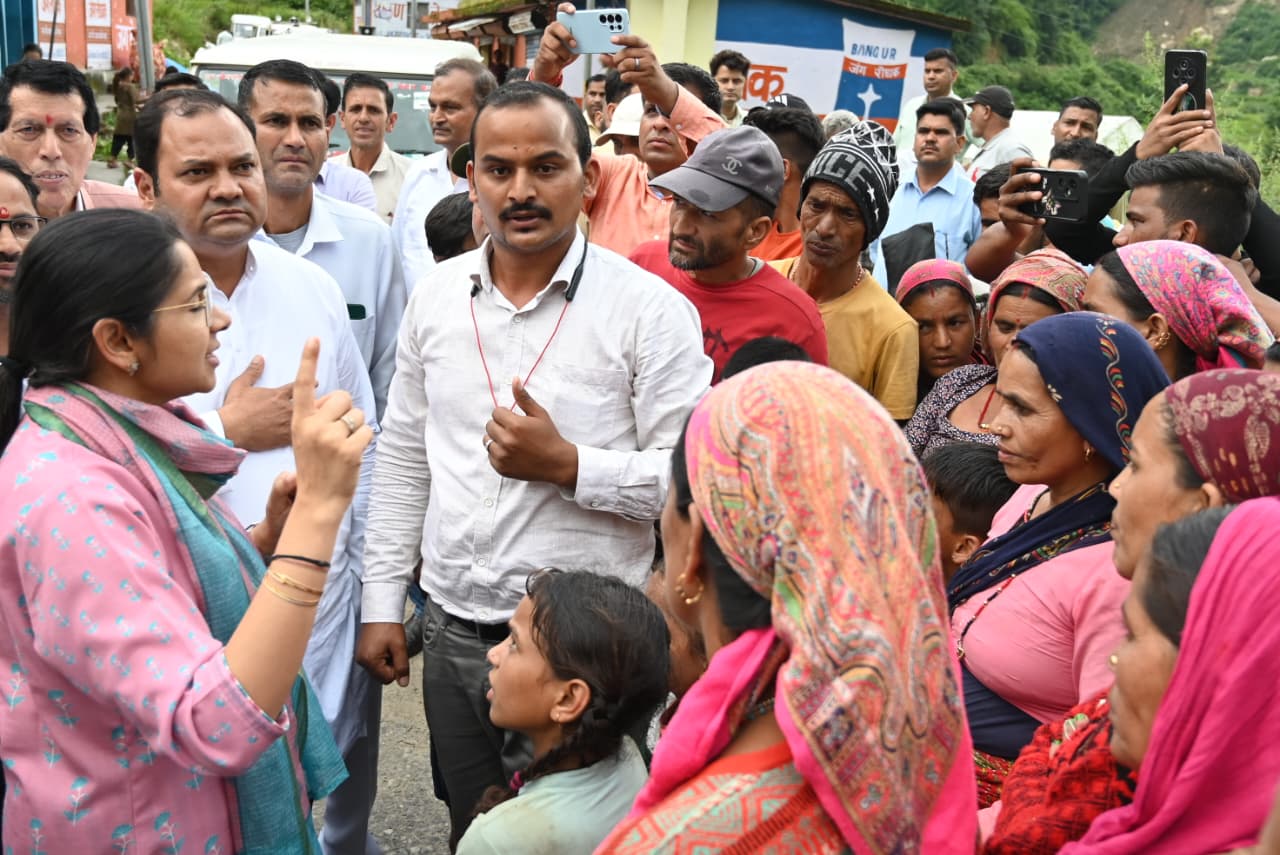 जिलाधिकारी ने किया आपदा प्रभावित क्षेत्रों का दौरा, समस्याओं के शीघ्र समाधान का दिया आश्वासन